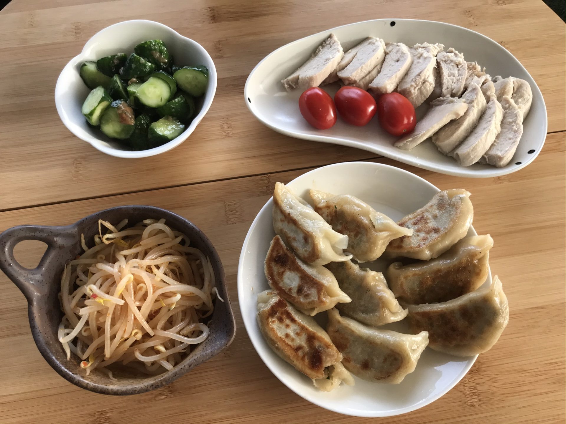 餃子のある食卓