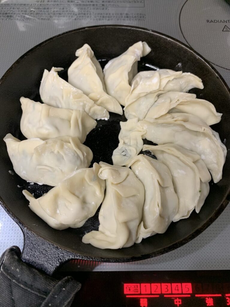 餃子を焼きはじめる