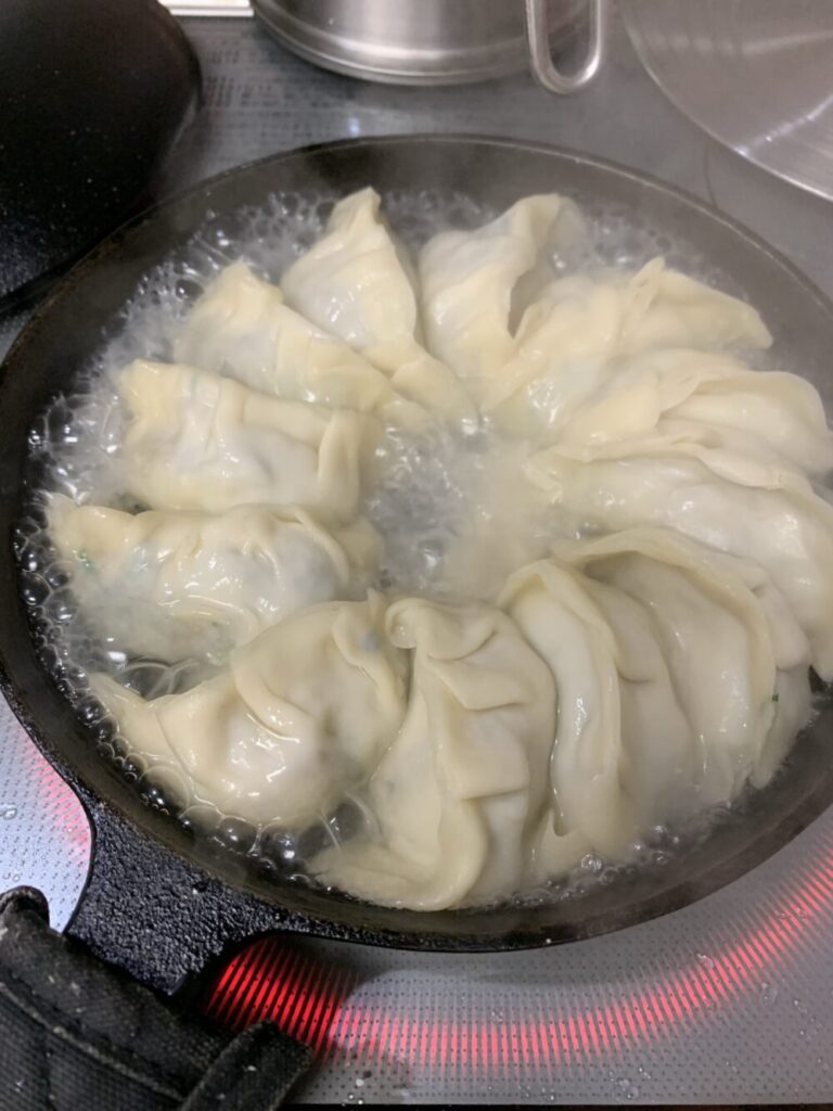 焼き餃子の途中でお湯をいれて蒸す