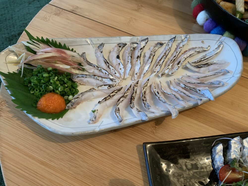 太刀魚の刺身のある夕食
