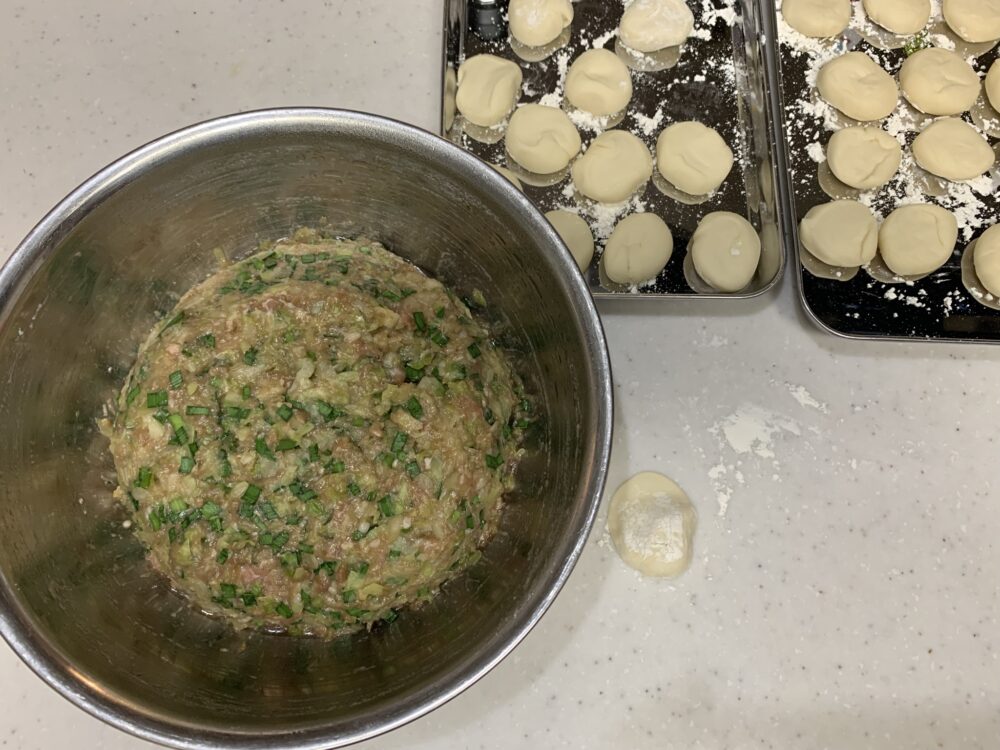 餃子の皮を作って、餡を包む作業