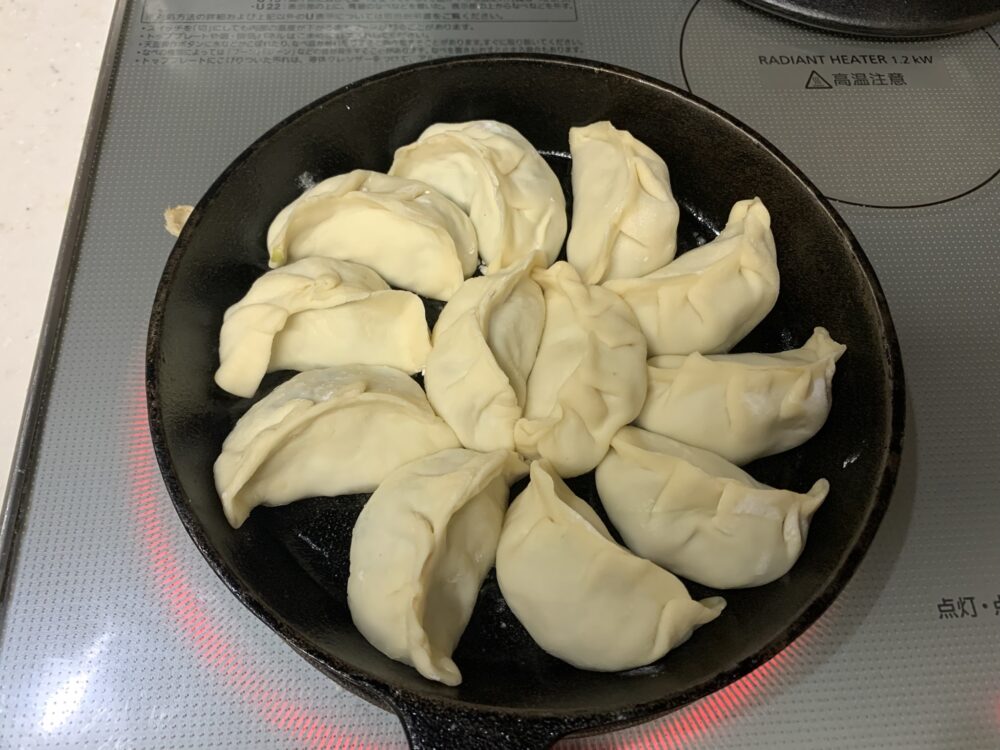 スキレットで餃子を焼き始める